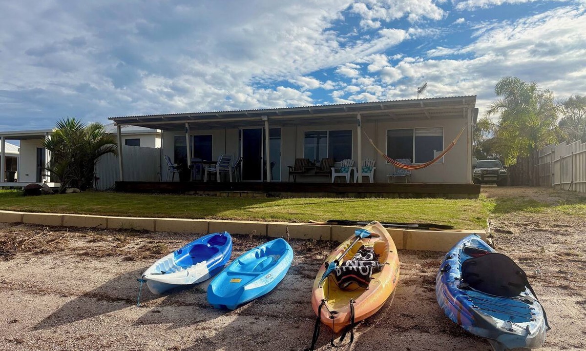 Lake Wangary House | 10 Palms - Waterfront shack at peaceful Dutton Bay West, 5 mins to Farm Beach!
