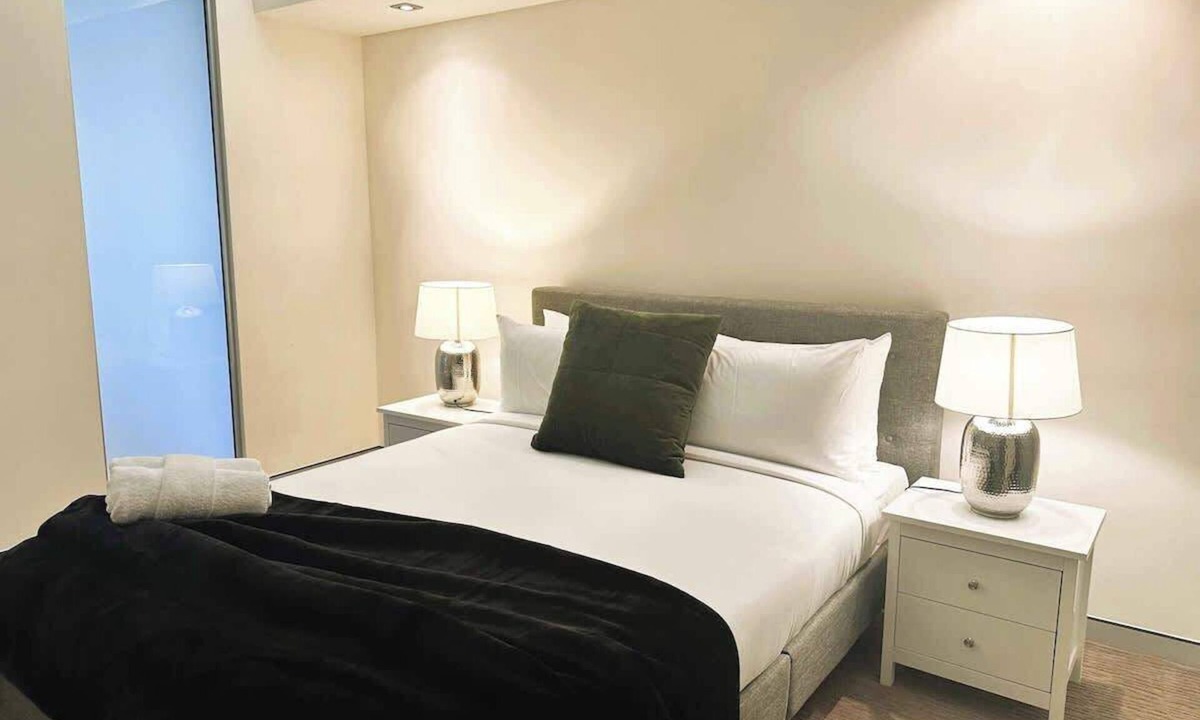 Perth Central Business District Apartment | 114 Panoramic River Views 2BR High Floor & Parking