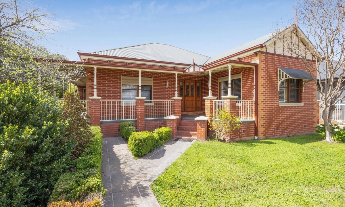 Benalla House | 13 Smythe - stylish, comfortable home.