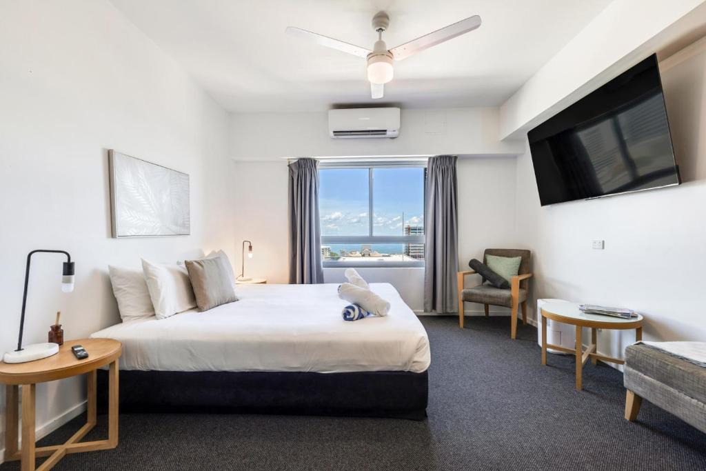 Darwin City Centre Apartment | 15th Floor Superior Hotel Suite King Bed