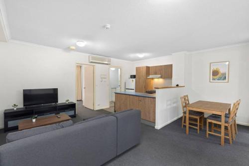 Spring Hill Apartment | 1BR Spring Hill 5 min CBD, 10 min Mall & Train SH13