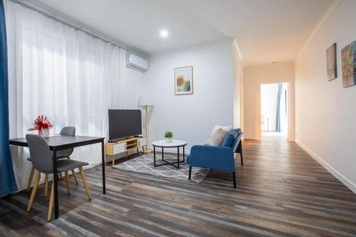 Oxley House | 1BR Unit Private Bathroom Kitchen and living area