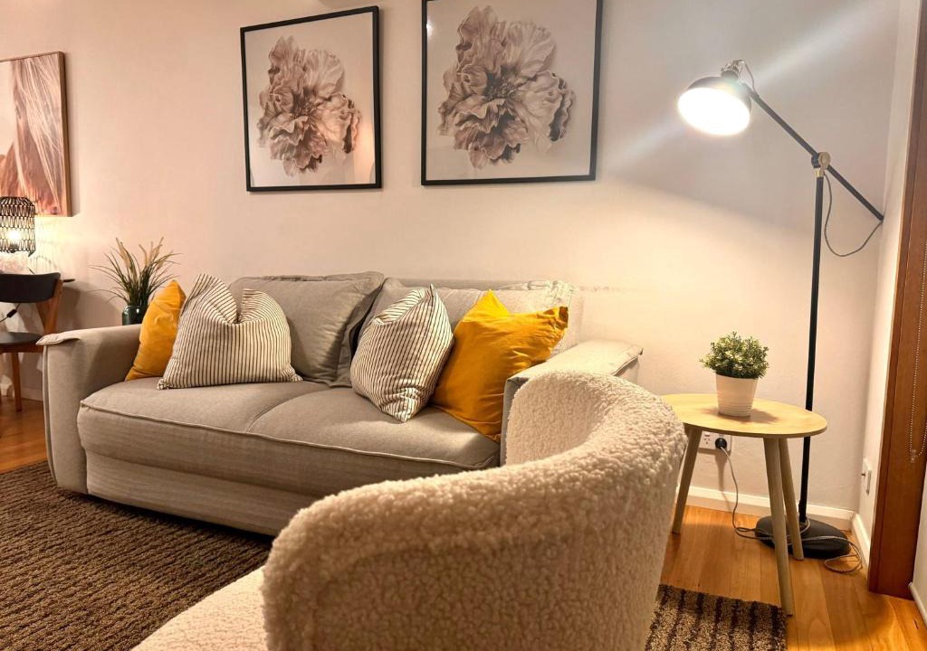 Annandale Apartment | 2 Bdrm Apt in Annandale with Courtyard & Parking
