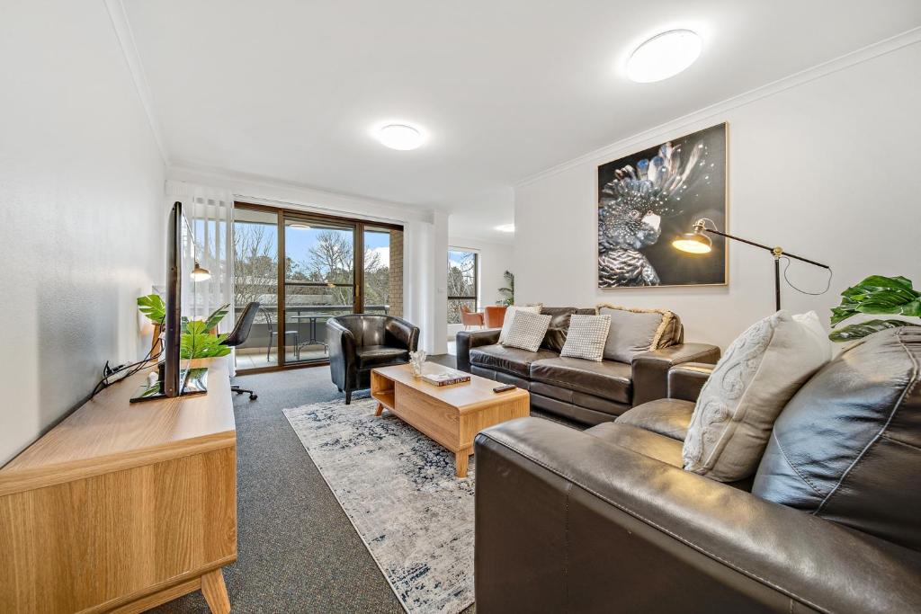 Kingston Apartment | 2-Bed with Pool, BBQ, Tennis Court & Parking