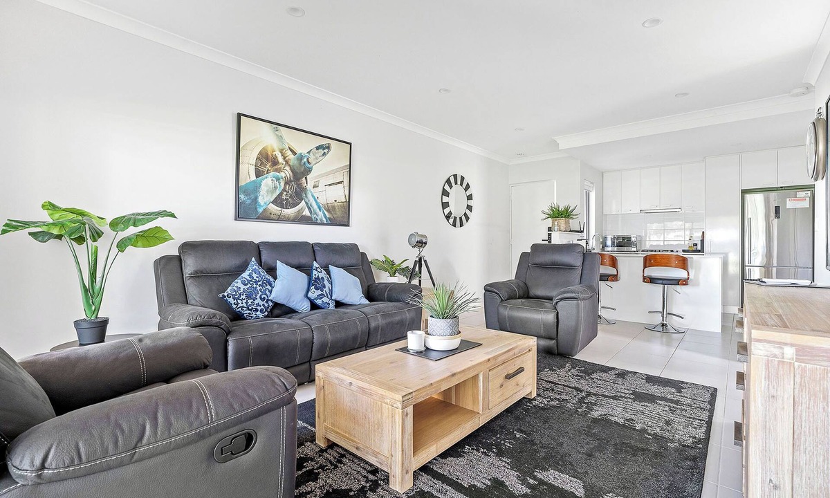 Cloverdale Apartment | 2 Conveniently Quiet Cloverdale 2BR 2BA Parking