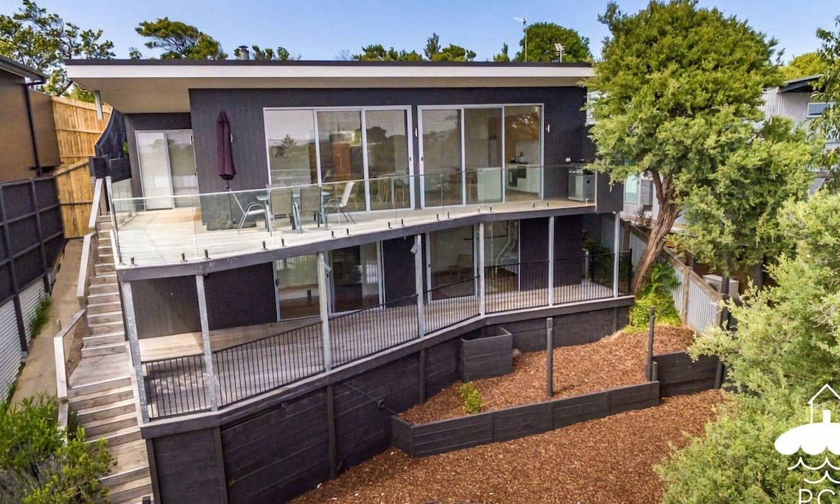 Sandy Point House | 28 Ennisvale Ave Stay 3 Pay 2 Winter Special