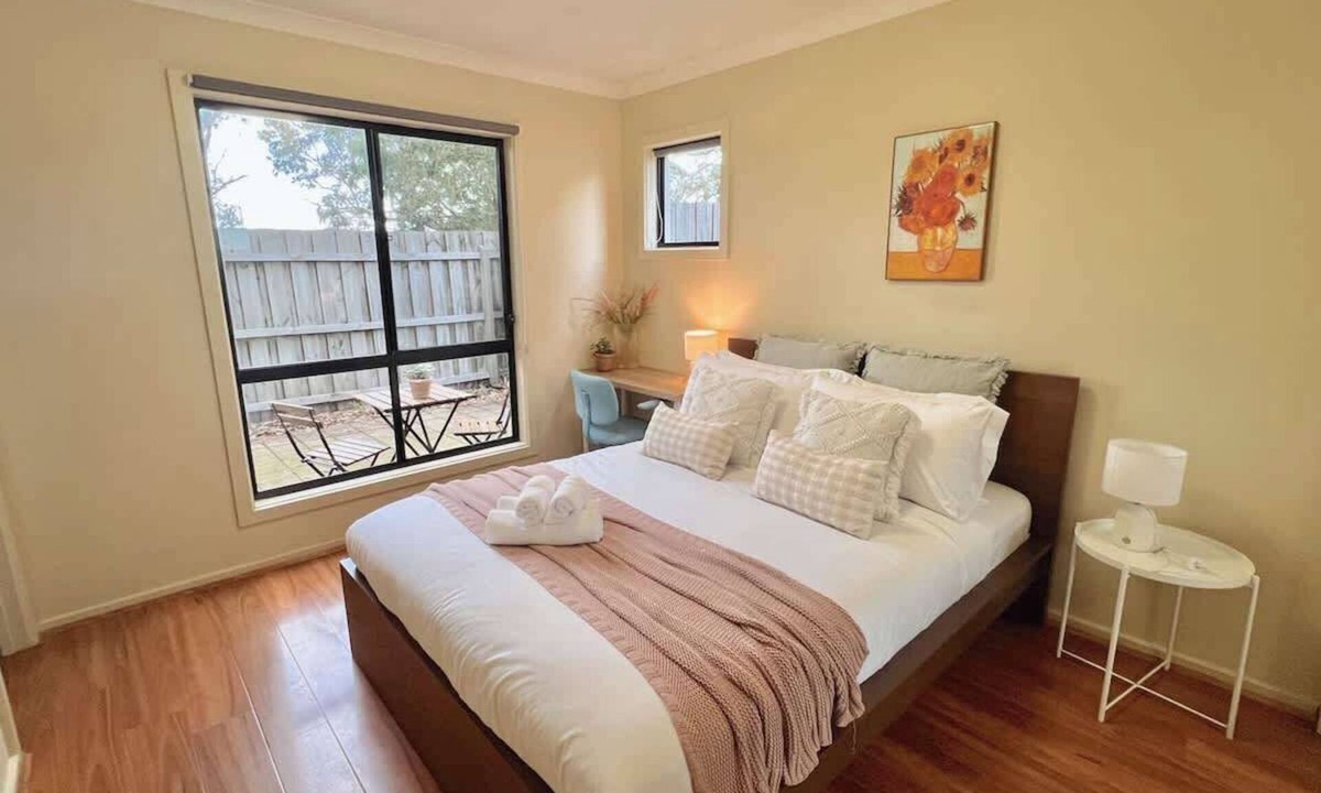 Springvale South Apartment | 2B2B Parkside Retreat w Bathtub, Work and Relax