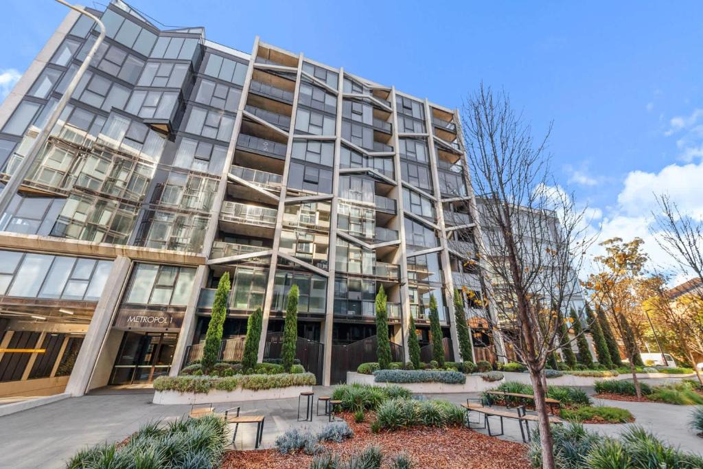 Reid Apartment | 2BR-1BR-1Car- CBD Pool Central