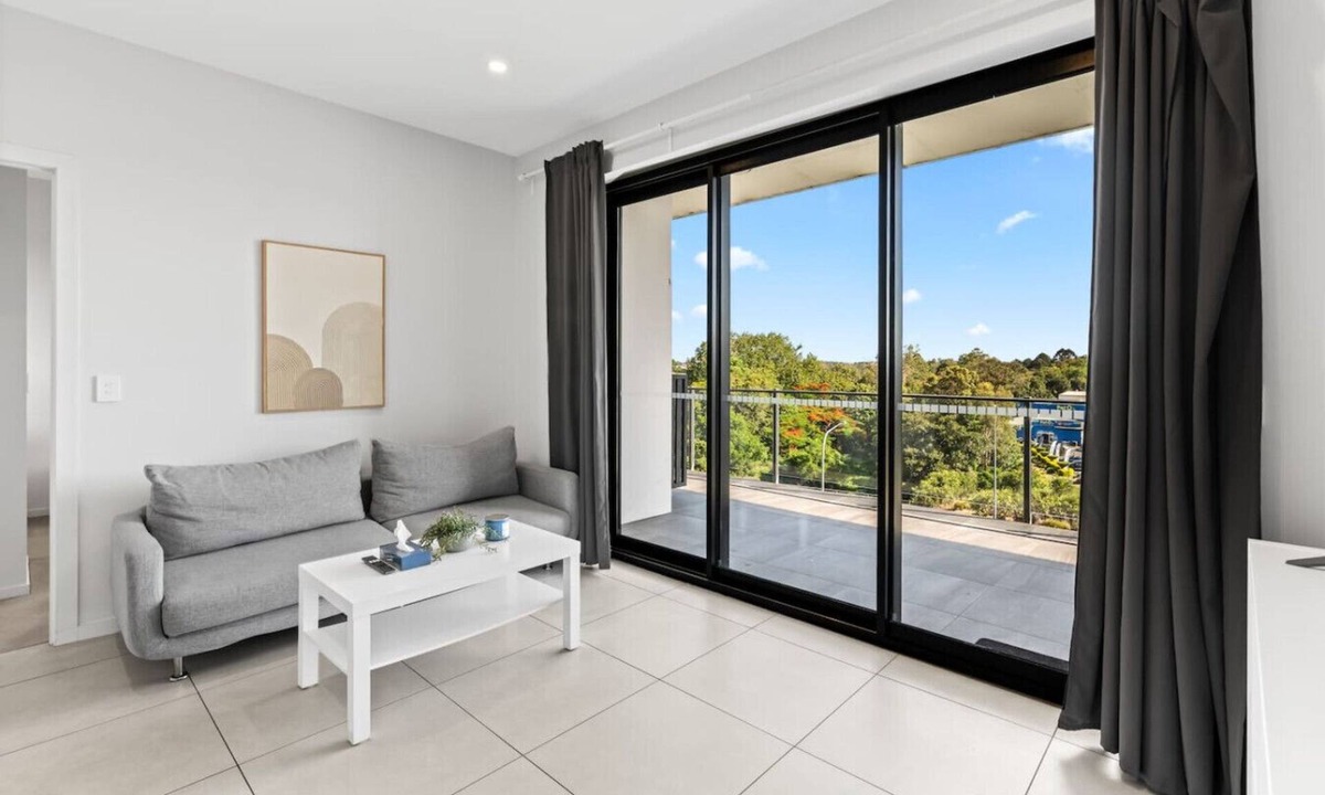 Macgregor Apartment | 2BR Modern Apartment w/Balcony | Great Location