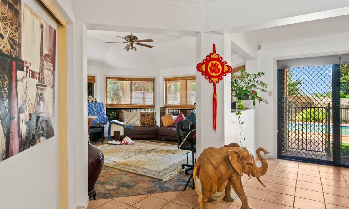Daisy Hill House | 2BR Oasis w/Shared Pool | Daisy Hill Escape