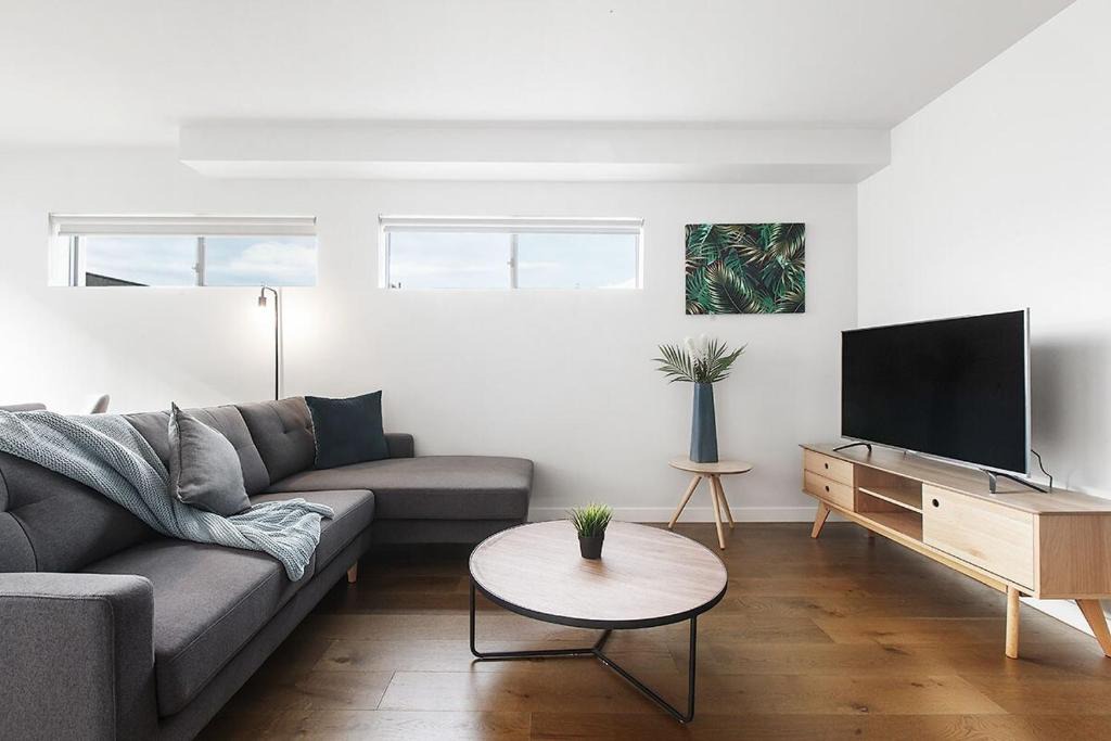 Moonee Ponds Apartment | 2BR Split Level with FREE Parking Near Puckle St