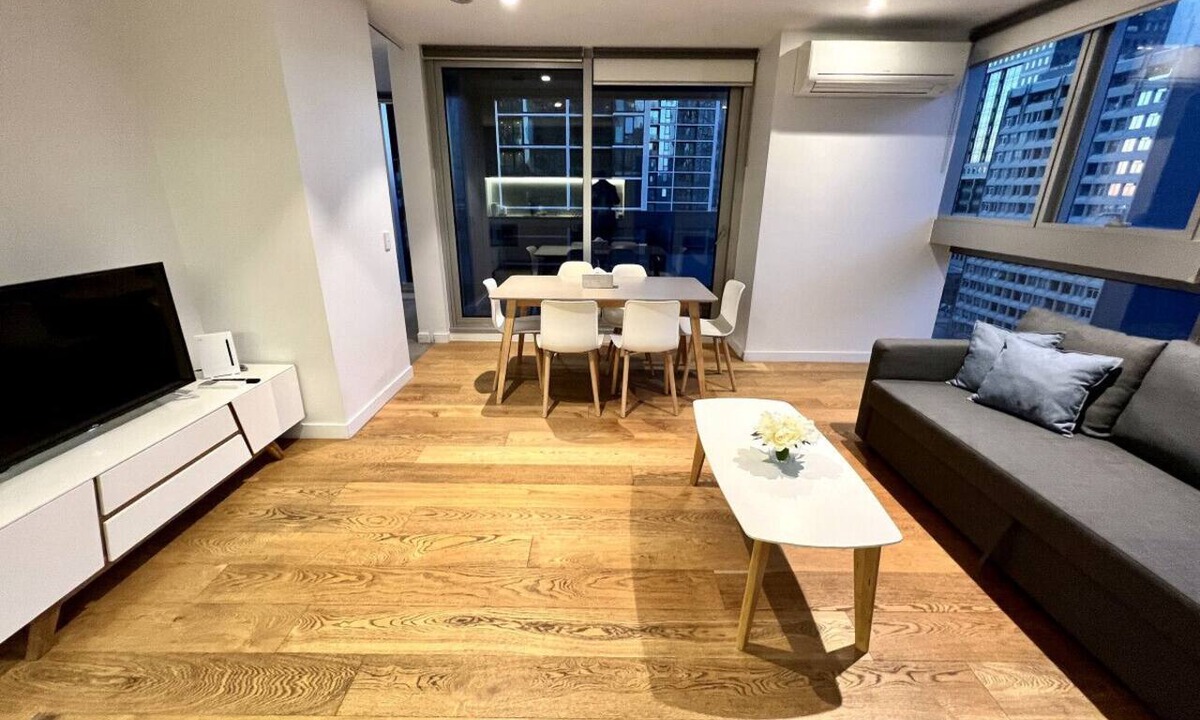 Melbourne Central Business District Apartment | 3 BR Skyview Serenity by Readyset Apartments