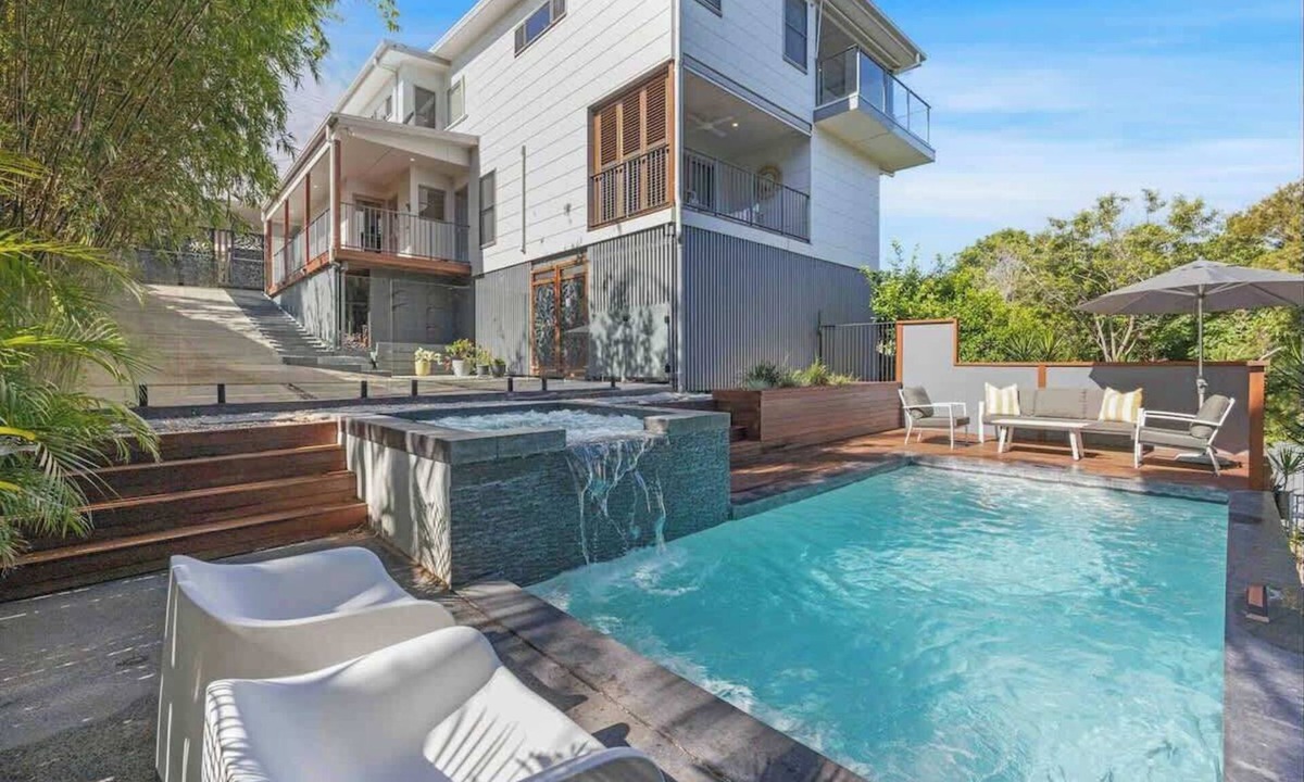 Sunrise Beach House | 31 Orealla: Heated Spa, Pet Friendly, 5 Beds, AC