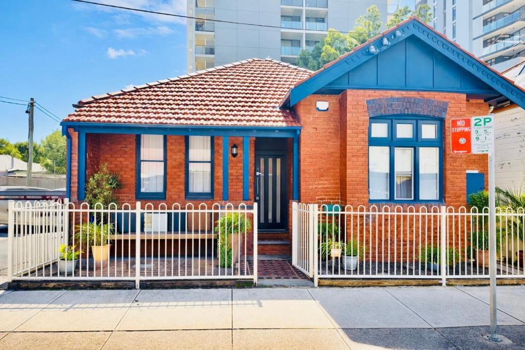 Newcastle West House | 3BR Newcastle Interchange Residence - CBD & Honeysuckle
