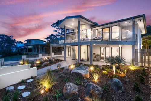 Hyams Beach House | 4 BDR - 4PM Checkout - 250m to Beach - Outdoor spa
