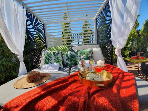 The Gardens House | 4 BDR Gardens Escape Inner City Townhouse with Secure Parking and Spa