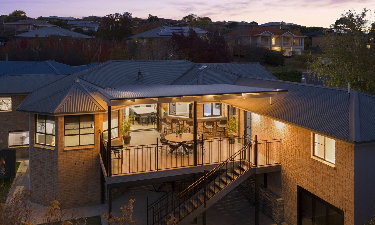 Windradyne House | 5 Star Luxury - Games room - Pet Friendly - Sleeps 20