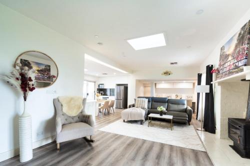 Miranda House | 5BR - The Boulevarde Miranda - Parking