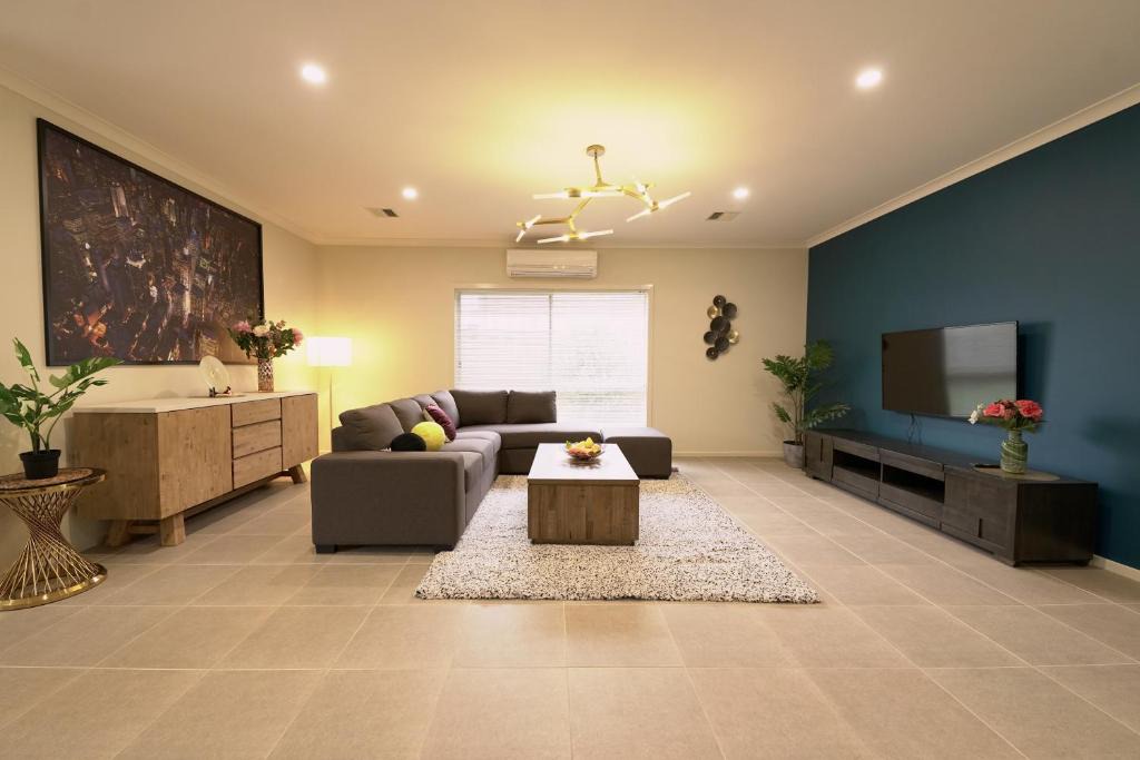 Point Cook House | 6 Bedrooms & 4 Bathrooms Big House for Big Group