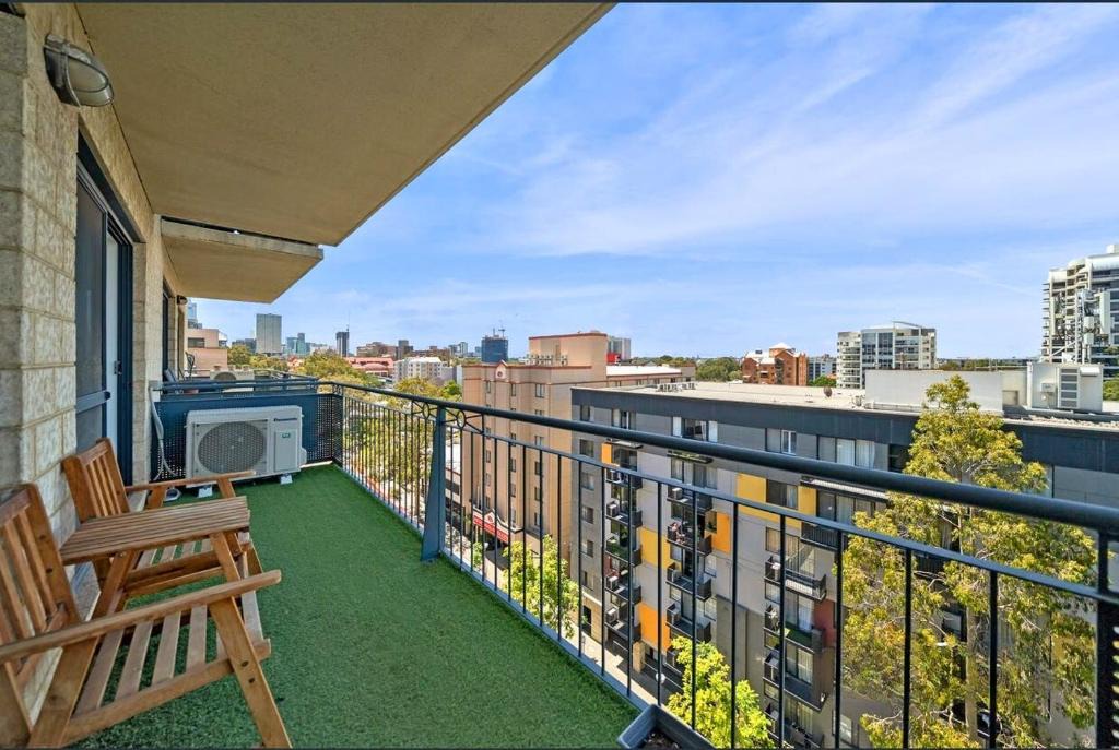 East Perth Apartment | 64 Sweeping Views EastPerth 2BR PoolPkg