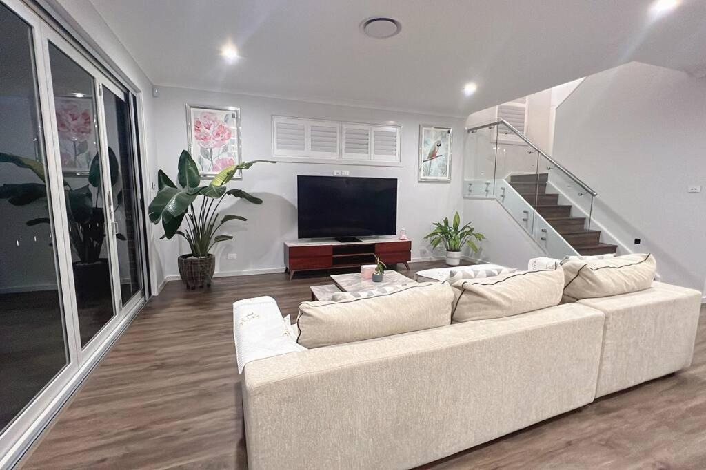 Dunmore House | 7 Aurora Ave Dunmore