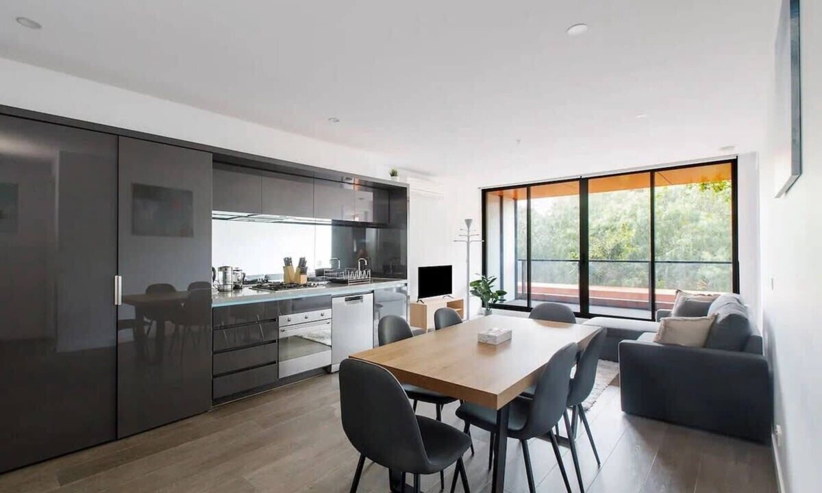 Parkville Apartment | A 3BR Apt Next to Melbourne Zoo, Free Parking