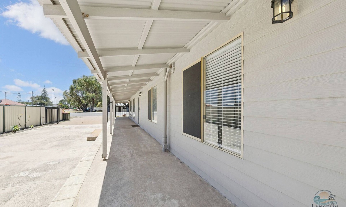 Lancelin House | A modern & stunning 8-bedroom home - perfect for larger or multiple families.