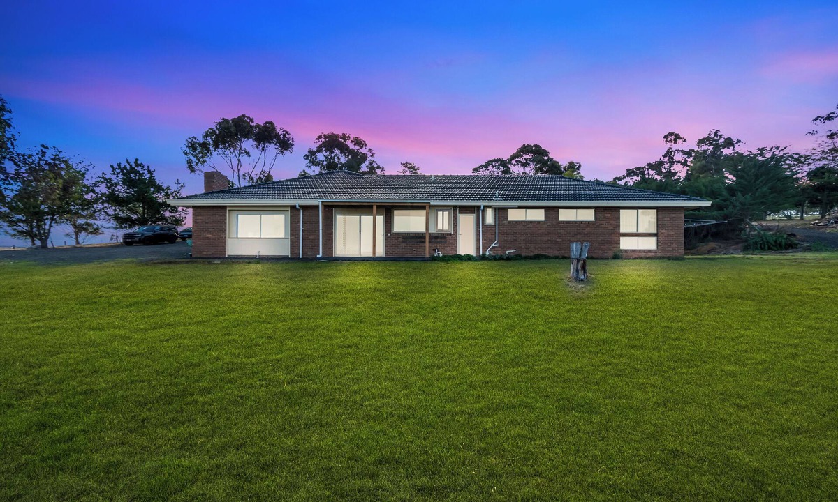Moorabool Shire House | A Tranquil Retreat with Breath-taking Views