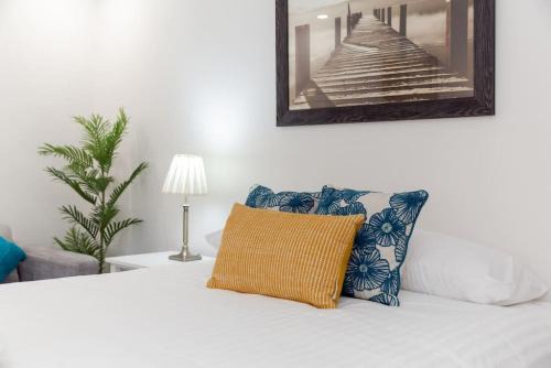 Connolly Apartment | A1 Stylish light filled 2 bed apt Free WiFi