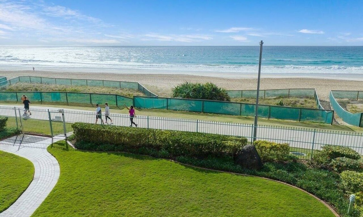 Surfers Paradise Apartment | Absolute Beachfront 3BR Apartment | Pool, Spa, Tennis & Ocean Views