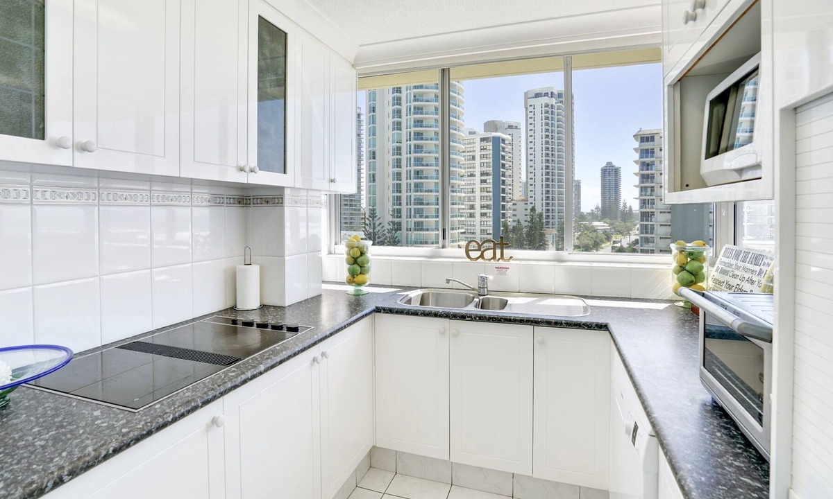 Main Beach Apartment | ABSOLUTE BEACHFRONT MAIN BEACH - GORGEOUS BEACH THEMED PROPERTY