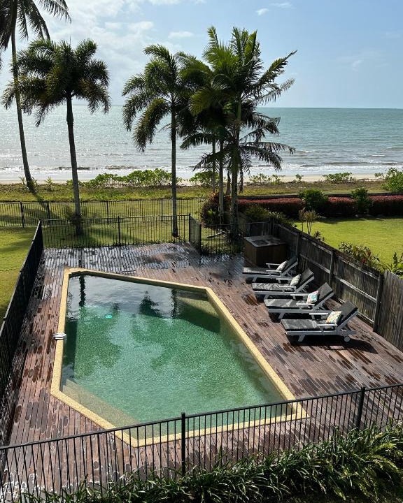 Newell House | ABSOLUTE BEACHFRONT BLISS - NEWELL BEACH - 10 Metres to the Ocean