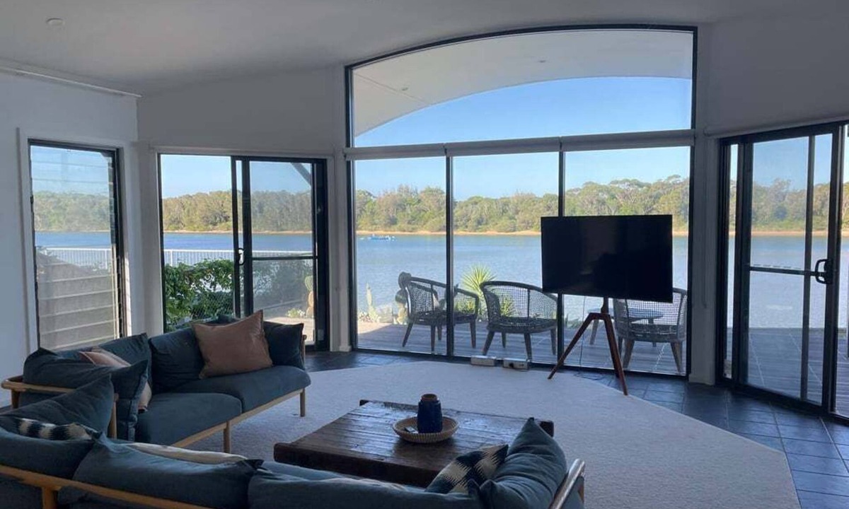 Minnamurra House | Absolute waterfront beach house