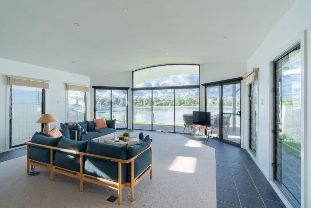 Minnamurra House | Absolute waterfront beach house