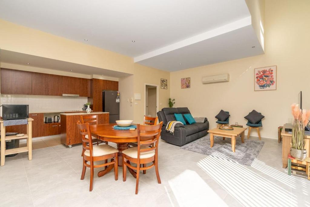 City West Apartment | Absolutely spacious APT unit between ANU and City - Hosted by Canstay