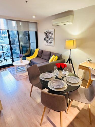 Melbourne Central Business District Apartment | ADEK Apartments on Mackenzie-Cozy Inner City Haven
