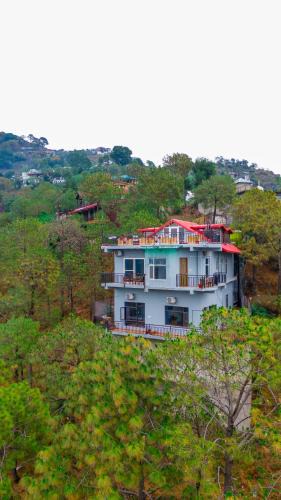Kasauli Villa | Alaya Stays Archee's 6 BHK Nature Retreat with Game Lounge & Open Dining