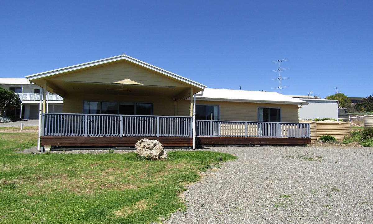 Para Wurlie House | All Decked Out in Turton, 3 bedroom holiday home short walk to beach!