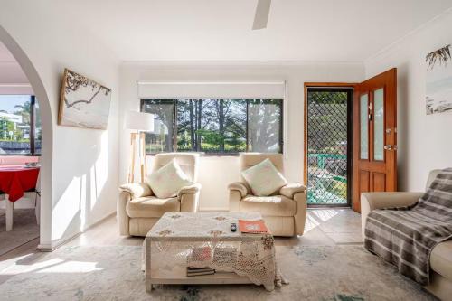 Bomaderry House | All in One Home Work, Relax & Weekend Escape