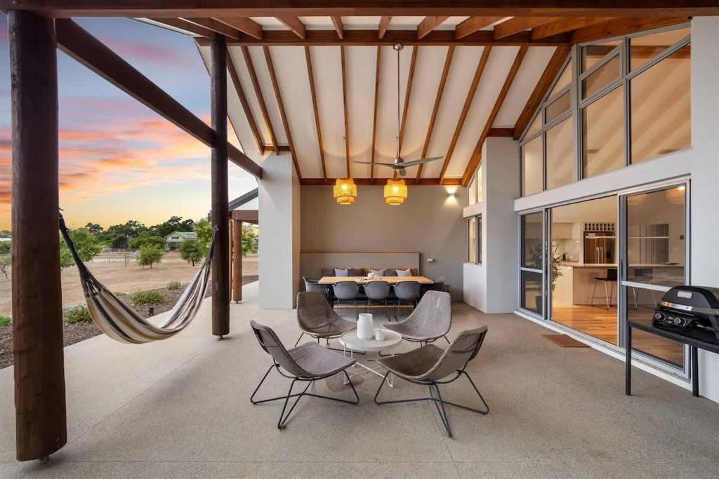 Quindalup House | Amaroo - Luxe Hinterland Three-bedroom Farmhouse with Studio