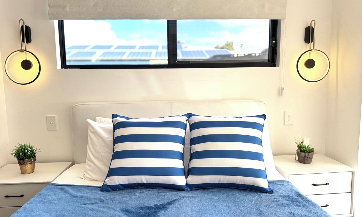 Daisy Hill Apartment | Amber 1bd studio Daisy Hill-minutes to M1 highway
