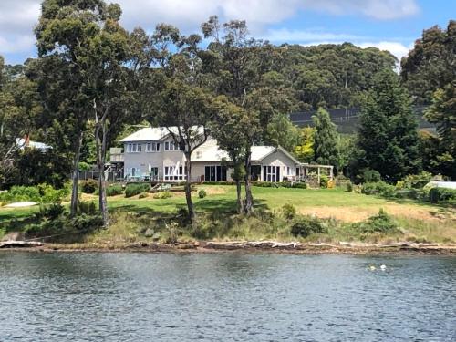 Port Huon Apartment | Anchorage Waterfront Retreat