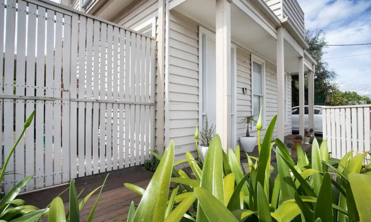 Williamstown Apartment | Anchors down on pearson