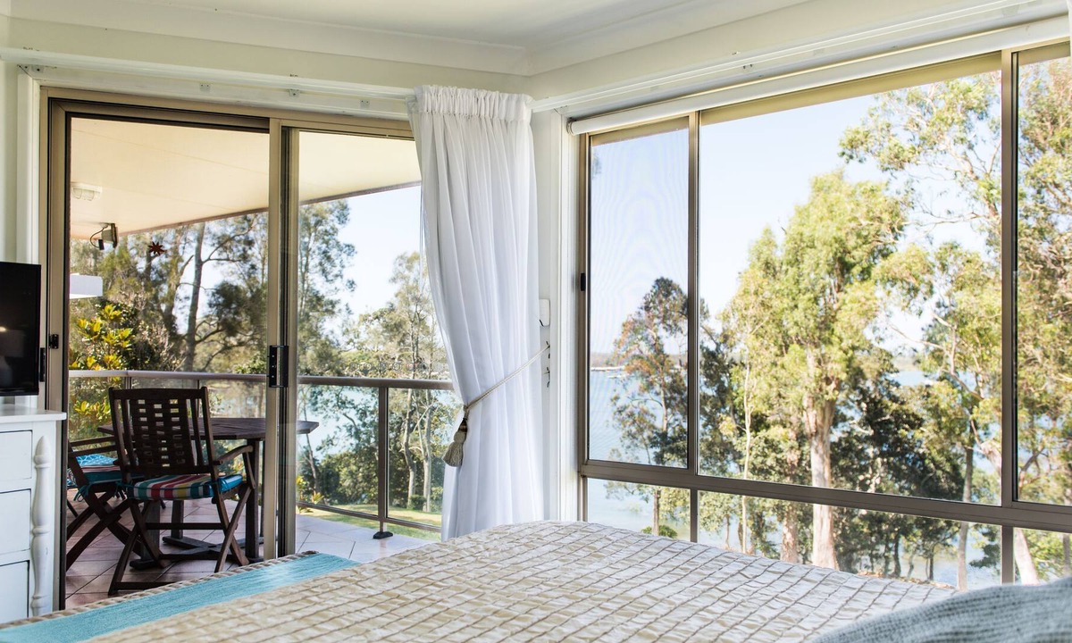 Corlette Bed & Breakfast | Anne's Waterfront Haven B&B