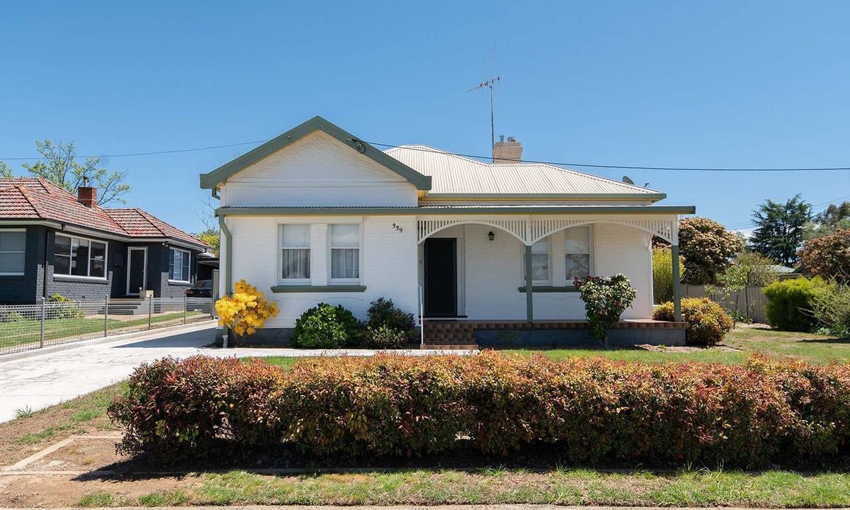 Bletchington House | Anson Cottage - 1900 CBD Home, Private & Practical