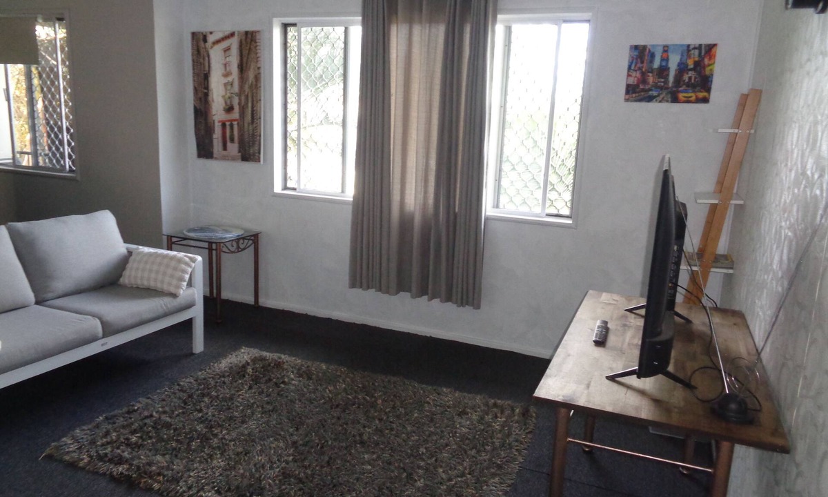 Wulguru Apartment | APARTMENT 1B SECOND FLOOR- GUESTS apartment 1a ground floor -management