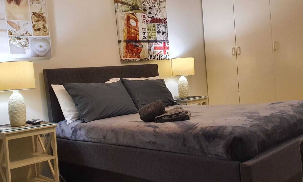 Griffith Apartment | Apartment in Griffith with Free Parking & Wi-fi