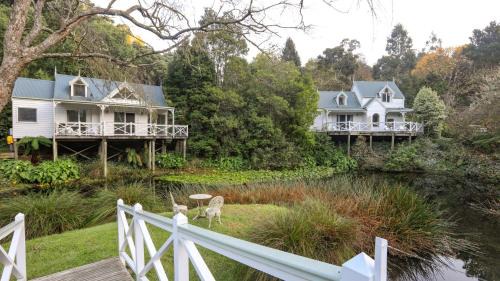 Apollo Bay Apartment | Apple Tree Cottage - Charming Coastal Getaway