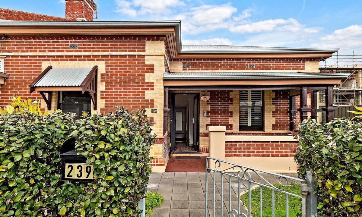 Adelaide Central Business District House | Azami - Charming Gilbert Cottage