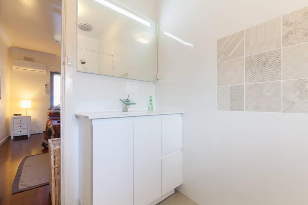 Crawley Apartment | B7 Crawley Apartment 1 BRM & Sleepout near UWA